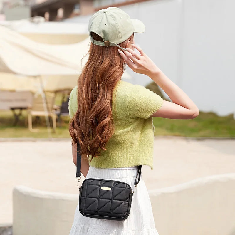 Bolsa feminina bordada na moda Bolsa para câmera moderna Bolsa quadrada pequena Bolsa crossbody de ombro único Estilo minimalista urbano P...