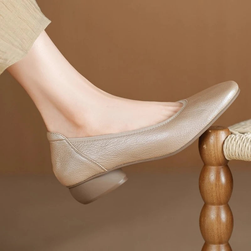 2025 outono novos apartamentos de couro macio feminino-dedo do pé redondo deslizamento-em sapatos confortáveis para mães sola antiderrapante sapatos casuais leves