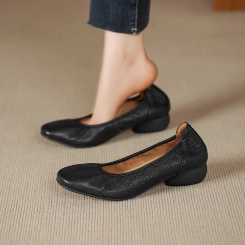 2025 outono novos apartamentos de couro macio feminino-dedo do pé redondo deslizamento-em sapatos confortáveis para mães sola antiderrapante sapatos casuais leves