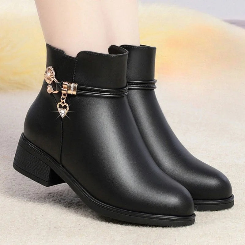 2025 Botas curtas peludas de couro macio de inverno para mulheres – sapatos de algodão quente de salto grosso, sapatos planos de couro preto para mamãe