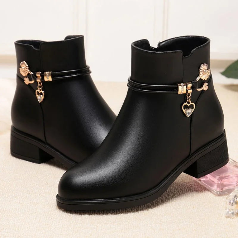 2025 Botas curtas peludas de couro macio de inverno para mulheres – sapatos de algodão quente de salto grosso, sapatos planos de couro preto para mamãe
