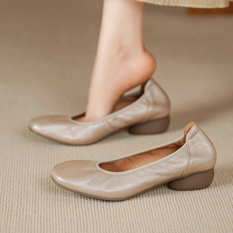 2025 outono novos apartamentos de couro macio feminino-dedo do pé redondo deslizamento-em sapatos confortáveis para mães sola antiderrapante sapatos casuais leves