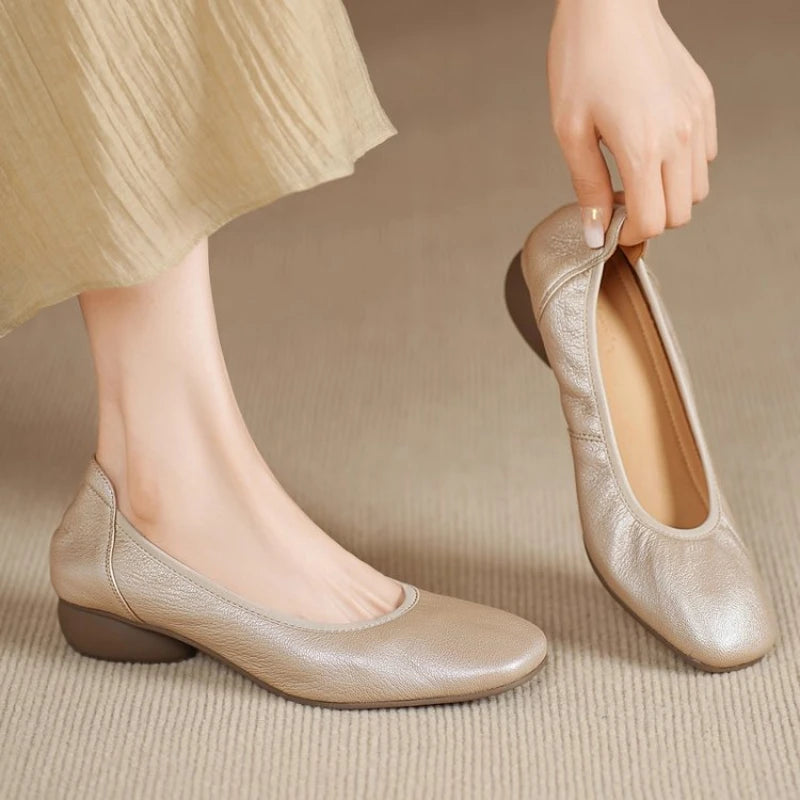 2025 outono novos apartamentos de couro macio feminino-dedo do pé redondo deslizamento-em sapatos confortáveis para mães sola antiderrapante sapatos casuais leves
