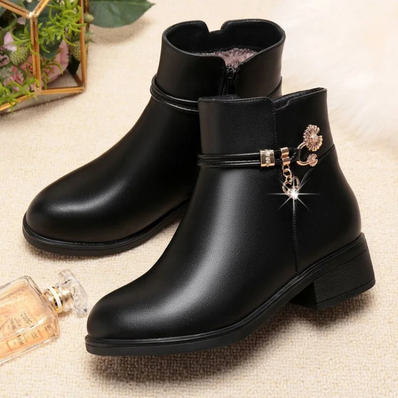 2025 Botas curtas peludas de couro macio de inverno para mulheres – sapatos de algodão quente de salto grosso, sapatos planos de couro preto para mamãe