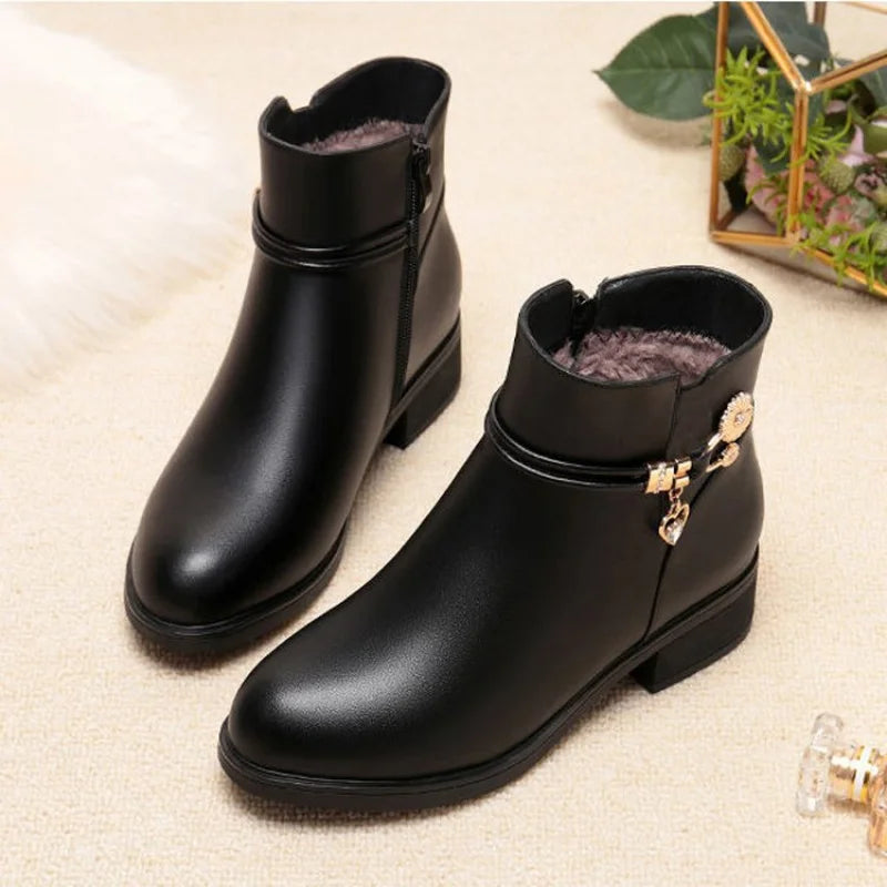 2025 Botas curtas peludas de couro macio de inverno para mulheres – sapatos de algodão quente de salto grosso, sapatos planos de couro preto para mamãe